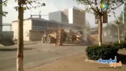 Video: Choáng cảnh 6 chiếc máy xúc lao vào đánh nhau gây náo loạn đường phố