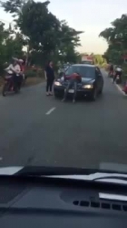 Video: Nam thanh niên bất ngờ chặn đầu ô tô, "tạo dáng" uốn éo trên nắp capo