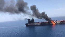 Video: Bị tấn công, tàu chở dầu bốc cháy dữ dội trên vịnh Oman