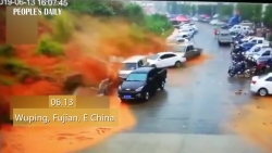 Video: Lở đất "nuốt chửng" hàng loạt ô tô như ngày tận thế