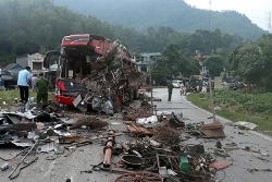 Vụ xe khách đấu đầu xe tải khiến 44 người thương vong ở Hòa Bình