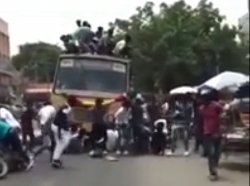 Video: Xe buýt phanh gấp, hàng chục sinh viên bay xuống đường