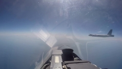 Video: B-52H của Mỹ bị Su-27 "đánh chặn" gần biên giới Nga