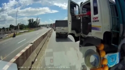 Video: Tài xế xe tải bất ngờ chặn đầu ô tô, cầm cờ lê lao tới xử đối thủ