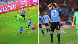 Luis Suarez đòi penalty vì bóng chạm tay... thủ môn