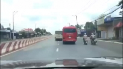 Video: Tranh giành người, 2 xe khách "tỉ võ" trên đường gây náo loạn