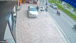 Video: Bị vây bắt, 2 tên cướp táo tợn chống trả rồi tẩu thoát ở TP.HCM