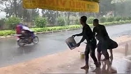 clip nhom thanh nien hat nuoc vao nguoi di duong roi cuoi dua gay phan no