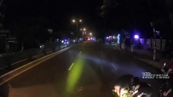 Video: Hai phụ nữ vừa đi xe máy vừa nói chuyện suýt chết vì tai nạn