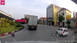 Video: Container vào cua ẩu bị lật gây náo loạn đường phố