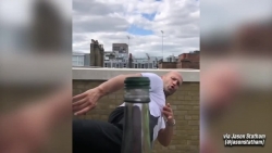 Vì sao thử thách đá nắp chai lại hot nhất MXH, thu hút hàng loạt sao nổi tiếng?