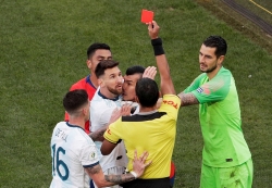 Sau khoảnh khắc Lionel Messi nhận thẻ đỏ, thế giới bóng đá "dậy sóng"