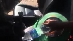 Video: Vì sao chai nước để trong ô tô giữa trời nắng có thể gây cháy, nổ?