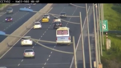 Video: Tài xế dừng xe khách giữa cao tốc bị phạt 5,5 triệu, tước GPLX 3 tháng