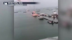 Video: Sét đánh chiếc thuyền nổ tung như bom giữa bến cảng