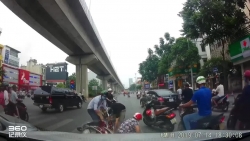 Video: Suýt bị xe buýt cán chết vì rẽ xe máy không quan sát