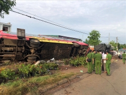 Ảnh, video: Tin mới vụ xe khách lật kinh hoàng khiến 11 người thương vong ở Đắk Lắk