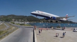 Video: Thót tim máy bay hạ cánh sượt đầu nhiều người đang ngắm đảo