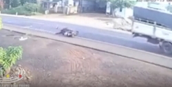 Video: Tự ngã xuống đường, người đàn ông bị xe tải cán tử vong
