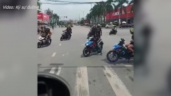 video phuot thu tao ton chan nga tu o hai duong de doan xe cua minh di qua