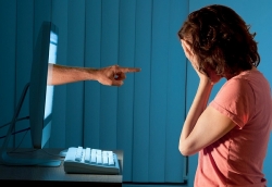 Vợ chồng nói xấu nhau trên Facebook sẽ bị xử phạt
