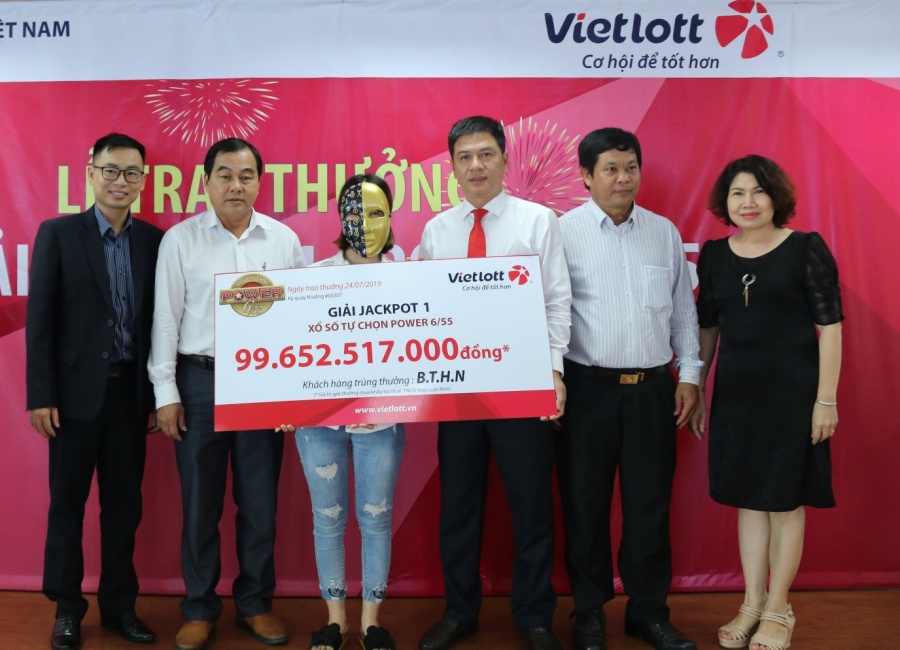 Cả nhà 16 người "rồng rắn" đến Vietlott lĩnh gần 100 tỷ đồng