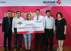 Cả nhà 16 người "rồng rắn" đến Vietlott lĩnh gần 100 tỷ đồng