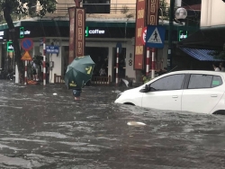 Chùm ảnh: Hà Nội mưa như trút, ô tô, xe máy "ngoắc ngoải" trong biển nước