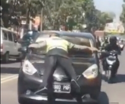 Video: Cảnh sát nằm ôm đầu ô tô như phim để chặn người vi phạm