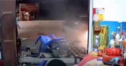 Video: Ô tô phóng như tên lửa đâm vỡ cửa nhà dân