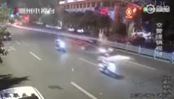 Video: Hai cô gái đi "catwalk" sang đường bị ô tô đâm văng thảm khốc