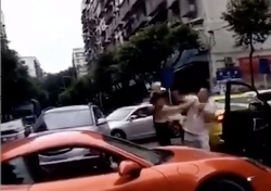 Video: Đi ẩu còn đánh người, nữ tài xế bị đấm thẳng vào mặt