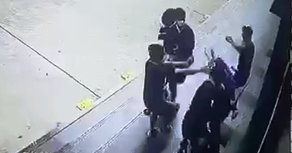 khoanh khac nam thanh nien bi danh hoi dong trung 2 vien dan bi vao dau giua sai gon