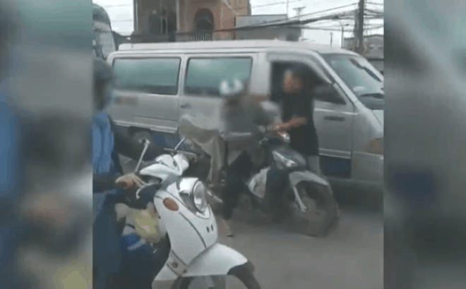 tai xe o to 16 cho hanh hung nguoi di xe may sau va cham giao thong