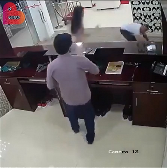 clip nguoi dan ong my bi co gai viet nam danh gay chan vi dam gio tro sam so
