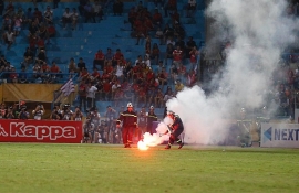 clip phao sang lai bi nem khong thuong tiec xuong svd hang day tran ha noi vs hai phong
