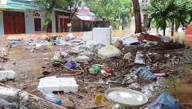 clip duong pho ngap lut rac thai un len cua nha sau con mua lon o ha giang