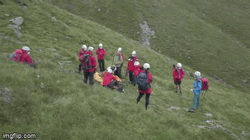 Clip: Nghẹt thở giải cứu chú chó mắc kẹt trên ngọn núi cao nhất Anh quốc