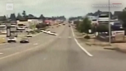 Video: Máy bay lao thẳng xuống đường cao tốc để hạ cánh