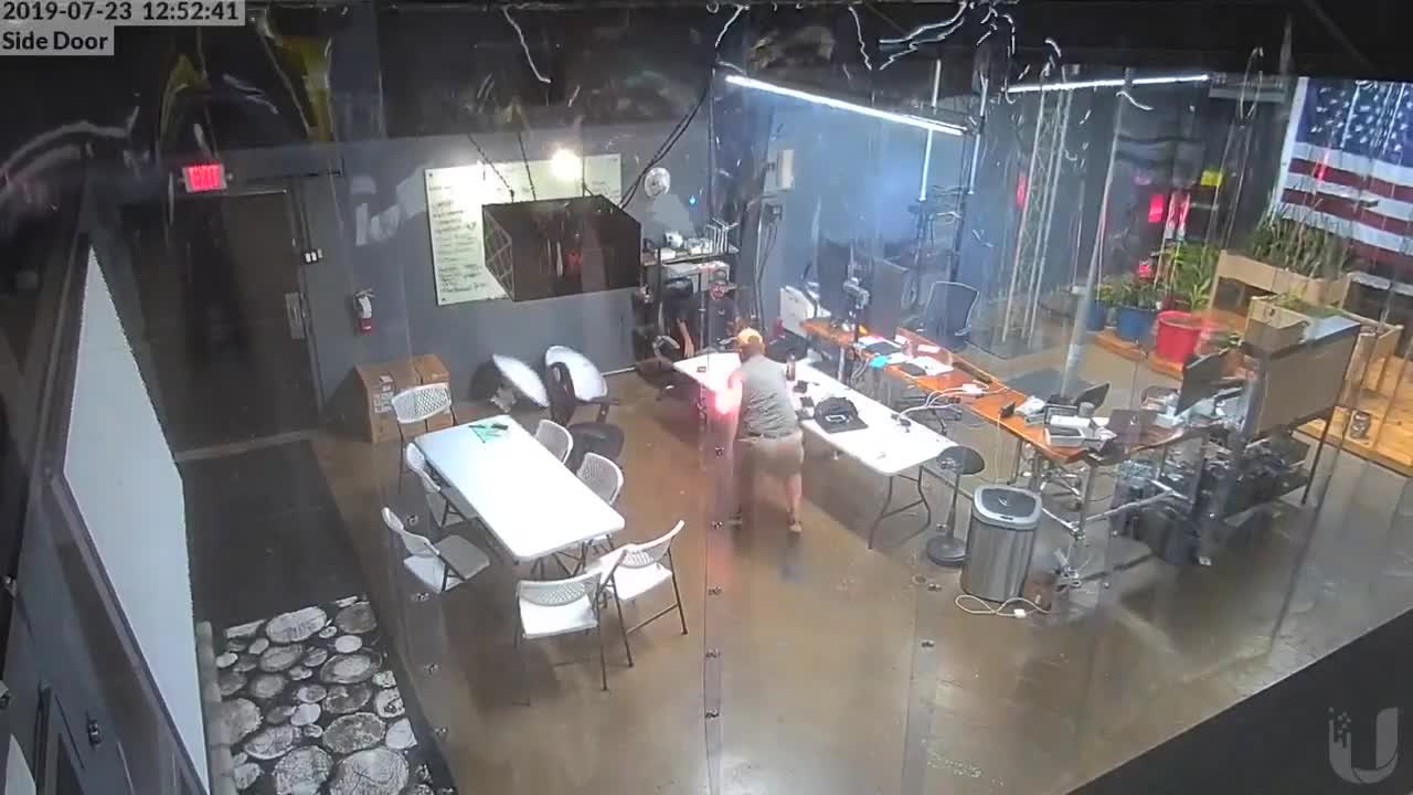 Video: Sốc cảnh iPhone nổ tung trên tay người dùng