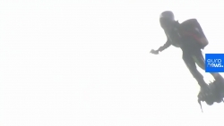 video nguoi dan ong bay tu phap sang anh bang chiec van khien the gioi kinh ngac