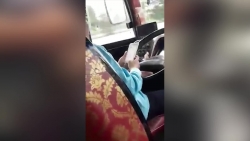 Video: Tài xế xe khách lướt Facebook khi đang phóng tốc độ cao