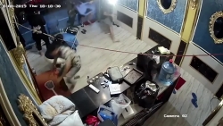 video hang chuc giang ho dap pha nha hang giua pho sai gon