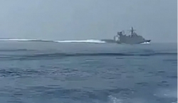 Xôn xao clip nghi tàu Iran rượt đuổi chiến hạm của Anh trên Eo biển Hormuz