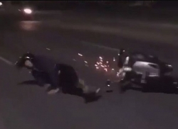 Video: Phẫn nộ thanh niên say xỉn đạp ngã người đi xe máy, lao vào đầu ô tô