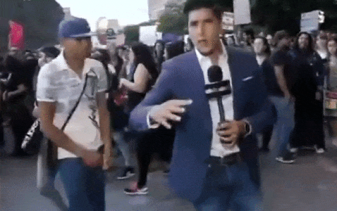 Video: Đang dẫn hiện trường, phóng viên bị người biểu tình đấm bất tỉnh