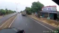 Video: Tài xế container hét sau khi đâm rê ô tô vượt ẩu