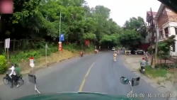 Video: Tránh CSGT khiến ô tô suýt dồn toa và container gặp nạn