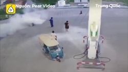 Video: Hút thuốc ở trạm xăng, người đàn ông bị xịt bình cứu hoả vào người