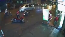 Video: Suýt tai nạn vì  bà mẹ thản nhiên dừng xe giữa đường mặc áo mưa